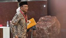 Penasihat Khusus Presiden Bidang Haji Muhadjir Effendy berjalan menuju ruang pemeriksaan setibanya di Gedung Merah Putih KPK, Jakarta, Senin (18/5/2026). KPK memeriksa Muhadjir Effendy sebagai saksi terkait penyidikan kasus dugaan korupsi kuota haji, dalam kapasitasnya semasa menjabat sebagai Menteri Agama Ad Interim pada tahun 2022. (Foto: Antara/Indrianto Eko S)
