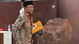 Penasihat Khusus Presiden Bidang Haji Muhadjir Effendy berjalan menuju ruang pemeriksaan setibanya di Gedung Merah Putih KPK, Jakarta, Senin (18/5/2026). KPK memeriksa Muhadjir Effendy sebagai saksi terkait penyidikan kasus dugaan korupsi kuota haji, dalam kapasitasnya semasa menjabat sebagai Menteri Agama Ad Interim pada tahun 2022. (Foto: Antara/Indrianto Eko S)

