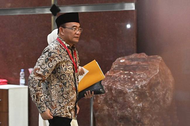 Penasihat Khusus Presiden Bidang Haji Muhadjir Effendy berjalan menuju ruang pemeriksaan setibanya di Gedung Merah Putih KPK, Jakarta, Senin (18/5/2026). KPK memeriksa Muhadjir Effendy sebagai saksi terkait penyidikan kasus dugaan korupsi kuota haji, dalam kapasitasnya semasa menjabat sebagai Menteri Agama Ad Interim pada tahun 2022. (Foto: Antara/Indrianto Eko S)
