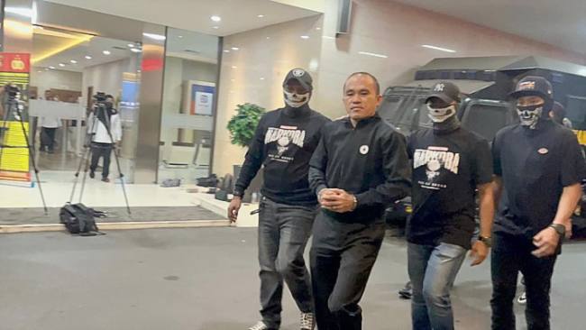 Eks Kasat Narkoba Polres Kutai Barat AKP Deky diperiksa di Bareskrim Polri, Senin (18/5/2026), terkait dugaan membekingi bandar narkoba di Kubar. (Foto: detikcom)