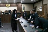 Terdakwa kasus dugaan suap terhadap putusan lepas perkara korupsi pemberian fasilitas ekspor minyak sawit mentah (CPO) Marcella Santoso (kiri) menghampiri kuasa hukumnya usai mengikuti sidang putusan di Pengadilan Tipikor, Jakarta, Selasa (3/3/2026). (Foto: Antara/Darryl Ramadha)