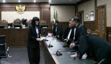 Terdakwa kasus dugaan suap terhadap putusan lepas perkara korupsi pemberian fasilitas ekspor minyak sawit mentah (CPO) Marcella Santoso (kiri) menghampiri kuasa hukumnya usai mengikuti sidang putusan di Pengadilan Tipikor, Jakarta, Selasa (3/3/2026). (Foto: Antara/Darryl Ramadha)