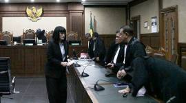 Terdakwa kasus dugaan suap terhadap putusan lepas perkara korupsi pemberian fasilitas ekspor minyak sawit mentah (CPO) Marcella Santoso (kiri) menghampiri kuasa hukumnya usai mengikuti sidang putusan di Pengadilan Tipikor, Jakarta, Selasa (3/3/2026). (Foto: Antara/Darryl Ramadha)