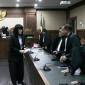 Terdakwa kasus dugaan suap terhadap putusan lepas perkara korupsi pemberian fasilitas ekspor minyak sawit mentah (CPO) Marcella Santoso (kiri) menghampiri kuasa hukumnya usai mengikuti sidang putusan di Pengadilan Tipikor, Jakarta, Selasa (3/3/2026). (Foto: Antara/Darryl Ramadha)