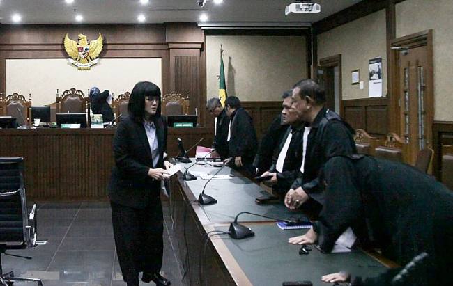 Terdakwa kasus dugaan suap terhadap putusan lepas perkara korupsi pemberian fasilitas ekspor minyak sawit mentah (CPO) Marcella Santoso (kiri) menghampiri kuasa hukumnya usai mengikuti sidang putusan di Pengadilan Tipikor, Jakarta, Selasa (3/3/2026). (Foto: Antara/Darryl Ramadha)
