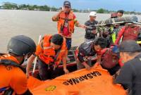 Tim Gabungan melakukan evakuasi jasat korban bernama Roman diduga tenggelam DAS Kapuas Murung, tepatnya di kawasan Palingkau Lama, Kecamatan Kapuas Murung, Kabupaten Kapuas, Jumat (22/5/2026).(Foto: BPBD Kapuas)