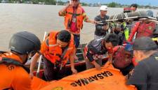 Tim Gabungan melakukan evakuasi jasat korban bernama Roman diduga tenggelam DAS Kapuas Murung, tepatnya di kawasan Palingkau Lama, Kecamatan Kapuas Murung, Kabupaten Kapuas, Jumat (22/5/2026).(Foto: BPBD Kapuas)