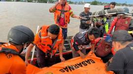 Tim Gabungan melakukan evakuasi jasat korban bernama Roman diduga tenggelam DAS Kapuas Murung, tepatnya di kawasan Palingkau Lama, Kecamatan Kapuas Murung, Kabupaten Kapuas, Jumat (22/5/2026).(Foto: BPBD Kapuas)