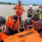 Tim Gabungan melakukan evakuasi jasat korban bernama Roman diduga tenggelam DAS Kapuas Murung, tepatnya di kawasan Palingkau Lama, Kecamatan Kapuas Murung, Kabupaten Kapuas, Jumat (22/5/2026).(Foto: BPBD Kapuas)