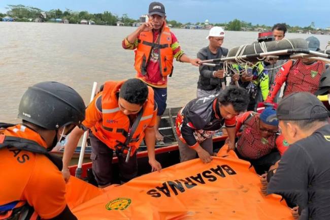 Tim Gabungan melakukan evakuasi jasat korban bernama Roman diduga tenggelam DAS Kapuas Murung, tepatnya di kawasan Palingkau Lama, Kecamatan Kapuas Murung, Kabupaten Kapuas, Jumat (22/5/2026).(Foto: BPBD Kapuas)