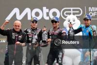 PODIUM JUARA - Jorge Martin dari Aprilia Racing merayakan kemenangannya di podium setelah memenangkan balapan MotoGP, dengan Marco Bezzecchi dari Aprilia Racing berada di posisi kedua dan Ai Ogura dari Trackhouse MotoGP Team di posisi ketiga. (Foto: REUTERS/Stephane Mahe)