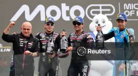 PODIUM JUARA - Jorge Martin dari Aprilia Racing merayakan kemenangannya di podium setelah memenangkan balapan MotoGP, dengan Marco Bezzecchi dari Aprilia Racing berada di posisi kedua dan Ai Ogura dari Trackhouse MotoGP Team di posisi ketiga. (Foto: REUTERS/Stephane Mahe)