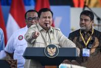 Presiden Prabowo Subianto (tengah) didampingi Presiden KSPSI AGN Andi Gani Nena Wea (kiri), dan Presiden KSPI Said Iqbal (kanan) memberikan sambutan dalam peringatan Hari Buruh Internasional atau May Day 2026 di kawasan Monumen Nasional (Monas), Jakarta, Jumat (1/5/2026). (Foto: Antara/Bayu Pratama S)