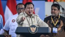 Presiden Prabowo Subianto (tengah) didampingi Presiden KSPSI AGN Andi Gani Nena Wea (kiri), dan Presiden KSPI Said Iqbal (kanan) memberikan sambutan dalam peringatan Hari Buruh Internasional atau May Day 2026 di kawasan Monumen Nasional (Monas), Jakarta, Jumat (1/5/2026). (Foto: Antara/Bayu Pratama S)