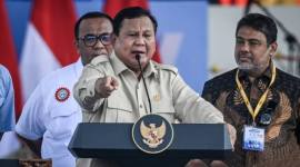 Presiden Prabowo Subianto (tengah) didampingi Presiden KSPSI AGN Andi Gani Nena Wea (kiri), dan Presiden KSPI Said Iqbal (kanan) memberikan sambutan dalam peringatan Hari Buruh Internasional atau May Day 2026 di kawasan Monumen Nasional (Monas), Jakarta, Jumat (1/5/2026). (Foto: Antara/Bayu Pratama S)