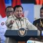 Presiden Prabowo Subianto (tengah) didampingi Presiden KSPSI AGN Andi Gani Nena Wea (kiri), dan Presiden KSPI Said Iqbal (kanan) memberikan sambutan dalam peringatan Hari Buruh Internasional atau May Day 2026 di kawasan Monumen Nasional (Monas), Jakarta, Jumat (1/5/2026). (Foto: Antara/Bayu Pratama S)