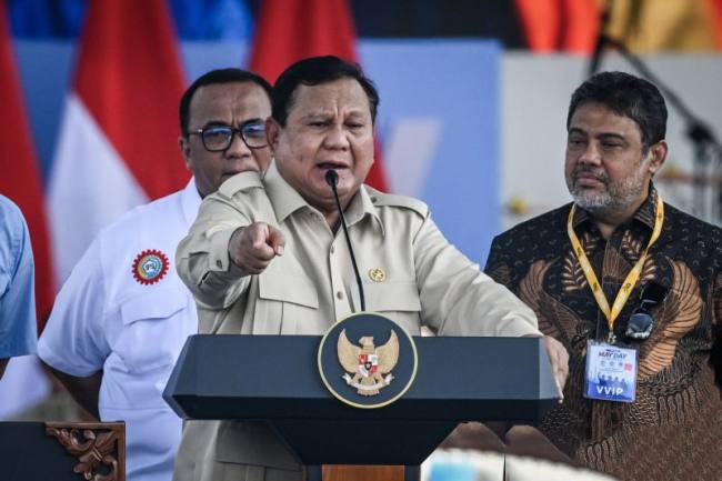 Presiden Prabowo Subianto (tengah) didampingi Presiden KSPSI AGN Andi Gani Nena Wea (kiri), dan Presiden KSPI Said Iqbal (kanan) memberikan sambutan dalam peringatan Hari Buruh Internasional atau May Day 2026 di kawasan Monumen Nasional (Monas), Jakarta, Jumat (1/5/2026). (Foto: Antara/Bayu Pratama S)