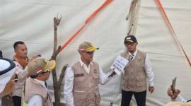 
Menteri Haji dan Umrah Mochamad Irfan Yusuf bersama Wakil Menteri Haji dan Umrah Dahnil Anzar Simanjuntak mencopot penanda yang dipasang secara sepihak oleh Kelompok Bimbingan Ibadah Haji dan Umrah (KBIHU) di sejumlah tenda Arafah, Makkah, Kamis (21/5/2026). (Foto: MCH 2026)
