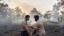 Dua anggota Polres Kubu Raya berjibakumemadamkan kebakaran lahan gambut di Kecamatan Sungai Raya (Foto: Antara/Rendra Oxtora)