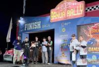 Pereli Toyota Gazoo Racing Indonesia Ryan Nirwan (kedua kiri) dan navigator Adi Indiarto (ketiga kiri) saat menerima penghargaan usai keluar sebagai juara umum Kejuaraan Nasional (Kejurnas) Banua Rally 2026 di Citra Mandiri City (CMC) Banjarbaru, Kalimantan Selatan, Minggu (10/5/2026 malam. (Foto: Antara/Tumpal A Aritonang)