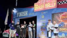 Pereli Toyota Gazoo Racing Indonesia Ryan Nirwan (kedua kiri) dan navigator Adi Indiarto (ketiga kiri) saat menerima penghargaan usai keluar sebagai juara umum Kejuaraan Nasional (Kejurnas) Banua Rally 2026 di Citra Mandiri City (CMC) Banjarbaru, Kalimantan Selatan, Minggu (10/5/2026 malam. (Foto: Antara/Tumpal A Aritonang)