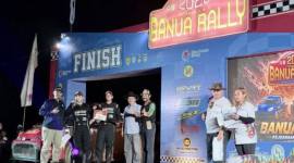 Pereli Toyota Gazoo Racing Indonesia Ryan Nirwan (kedua kiri) dan navigator Adi Indiarto (ketiga kiri) saat menerima penghargaan usai keluar sebagai juara umum Kejuaraan Nasional (Kejurnas) Banua Rally 2026 di Citra Mandiri City (CMC) Banjarbaru, Kalimantan Selatan, Minggu (10/5/2026 malam. (Foto: Antara/Tumpal A Aritonang)