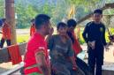 Rofik (40), warga Desa Telemow, Kecamatan Sepaku, Kabupaten Penajam Paser Utara (dua dari kiri) dibawa ke Posko SAR Gabungan di Sepaku, setelah ditemukan tim. (Foto: Dok Kantor SAR Balikpapan)
