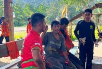 Rofik (40), warga Desa Telemow, Kecamatan Sepaku, Kabupaten Penajam Paser Utara (dua dari kiri) dibawa ke Posko SAR Gabungan di Sepaku, setelah ditemukan tim. (Foto: Dok Kantor SAR Balikpapan)
