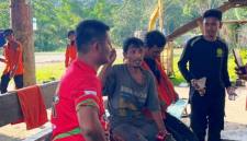 Rofik (40), warga Desa Telemow, Kecamatan Sepaku, Kabupaten Penajam Paser Utara (dua dari kiri) dibawa ke Posko SAR Gabungan di Sepaku, setelah ditemukan tim. (Foto: Dok Kantor SAR Balikpapan)