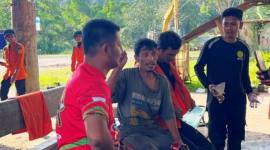 Rofik (40), warga Desa Telemow, Kecamatan Sepaku, Kabupaten Penajam Paser Utara (dua dari kiri) dibawa ke Posko SAR Gabungan di Sepaku, setelah ditemukan tim. (Foto: Dok Kantor SAR Balikpapan)
