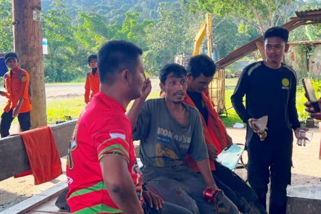 Rofik (40), warga Desa Telemow, Kecamatan Sepaku, Kabupaten Penajam Paser Utara (dua dari kiri) dibawa ke Posko SAR Gabungan di Sepaku, setelah ditemukan tim. (Foto: Dok Kantor SAR Balikpapan)
