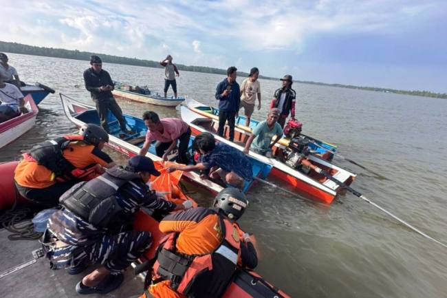 Tim SAR gabungan saat evakuasi korbang terseret arus di Muara Badak, Kukar, Kaltim, pada Jumat (1/5/2026). (Foto: SAR Balikpapan)