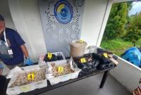 Barang bukti telur penyu yang di tangkap tim gabungan Pos Lintas Batas Negara (PLBN) Jagoi Babang, Sarawak Forestry Corporation (SFC) Malaysia, dan Satgas Perbatasan SSK II. (Foto: Antara/Narwati)
