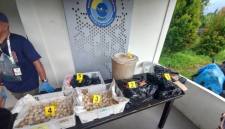 Barang bukti telur penyu yang di tangkap tim gabungan Pos Lintas Batas Negara (PLBN) Jagoi Babang, Sarawak Forestry Corporation (SFC) Malaysia, dan Satgas Perbatasan SSK II. (Foto: Antara/Narwati)