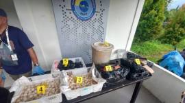 Barang bukti telur penyu yang di tangkap tim gabungan Pos Lintas Batas Negara (PLBN) Jagoi Babang, Sarawak Forestry Corporation (SFC) Malaysia, dan Satgas Perbatasan SSK II. (Foto: Antara/Narwati)

