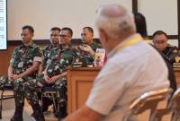 Terdakwa kasus penyiraman air keras kepada aktivis KontraS Andrie Yunus, Serda Edi Sudarko (kedua kanan), Lettu Budhi Hariyanto Cahyono (kiri), Lettu Sami Lakka (kedua kiri), dan Kapten Nandala Dwi Prasetya (kanan) menjalani sidang lanjutan di Pengadilan Militer II-08, Jakarta, Kamis (7/5/2026), Sidang tersebut beragendakan mendengarkan tiga saksi ahli yang dihadirkan penasehat hukum terdakwa yaitu Psikolog dari Pusat Psikologi TNI Kolonel Arh Agus Syahrudin, pakar psikologi forensik Reza Indragiri Amriel dan mantan Kepala Badan Intelijen Strategis (BAIS) Laksda TNI (Purn) Soleman Ponto. ANTARA FOTO/Fakhri Hermansyah/foc. (Foto: Antara/Fakhri Hermansyah)