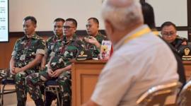 Terdakwa kasus penyiraman air keras kepada aktivis KontraS Andrie Yunus, Serda Edi Sudarko (kedua kanan), Lettu Budhi Hariyanto Cahyono (kiri), Lettu Sami Lakka (kedua kiri), dan Kapten Nandala Dwi Prasetya (kanan) menjalani sidang lanjutan di Pengadilan Militer II-08, Jakarta, Kamis (7/5/2026), Sidang tersebut beragendakan mendengarkan tiga saksi ahli yang dihadirkan penasehat hukum terdakwa yaitu Psikolog dari Pusat Psikologi TNI Kolonel Arh Agus Syahrudin, pakar psikologi forensik Reza Indragiri Amriel dan mantan Kepala Badan Intelijen Strategis (BAIS) Laksda TNI (Purn) Soleman Ponto. ANTARA FOTO/Fakhri Hermansyah/foc. (Foto: Antara/Fakhri Hermansyah)