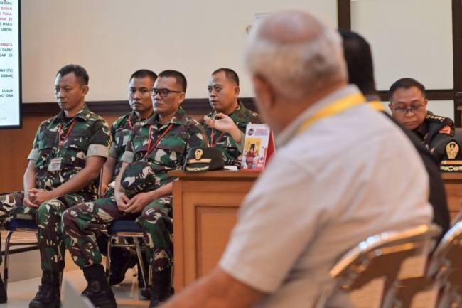 Terdakwa kasus penyiraman air keras kepada aktivis KontraS Andrie Yunus, Serda Edi Sudarko (kedua kanan), Lettu Budhi Hariyanto Cahyono (kiri), Lettu Sami Lakka (kedua kiri), dan Kapten Nandala Dwi Prasetya (kanan) menjalani sidang lanjutan di Pengadilan Militer II-08, Jakarta, Kamis (7/5/2026), Sidang tersebut beragendakan mendengarkan tiga saksi ahli yang dihadirkan penasehat hukum terdakwa yaitu Psikolog dari Pusat Psikologi TNI Kolonel Arh Agus Syahrudin, pakar psikologi forensik Reza Indragiri Amriel dan mantan Kepala Badan Intelijen Strategis (BAIS) Laksda TNI (Purn) Soleman Ponto. ANTARA FOTO/Fakhri Hermansyah/foc. (Foto: Antara/Fakhri Hermansyah)