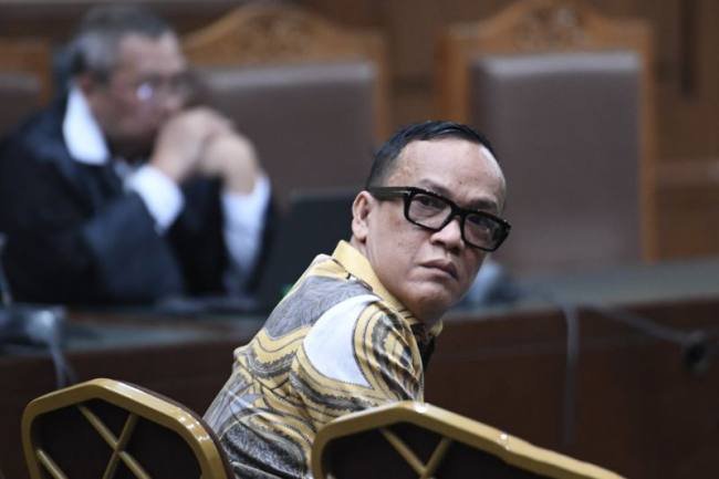 Terdakwa kasus dugaan pemerasan dalam pengurusan sertifikat K3 di Kementerian Ketenagakerjaan Immanuel Ebenezer mengikuti jalannya sidang lanjutan di Pengadilan Tipikor, Jakarta, Senin (25/5/2026). Sidang tersebut beragendakan pembacaan nota pembelaan (pledoi) terdakwa. (Foto: Antara/M Risyal Hidaya)
