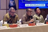 Menteri Pendidikan Tinggi, Sains, dan Teknologi (Mendiktisaintek) Brian Yuliarto (tengah) dan Ketua Umum Tim Penanggung Jawab Panitia SNPMB Tahun 2026 Eduart Wolok (kiri) dalam konferensi pers di Jakarta, Senin (25/5/2026). (Foto: Antara/Sean Filo M)
