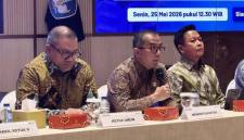 Menteri Pendidikan Tinggi, Sains, dan Teknologi (Mendiktisaintek) Brian Yuliarto (tengah) dan Ketua Umum Tim Penanggung Jawab Panitia SNPMB Tahun 2026 Eduart Wolok (kiri) dalam konferensi pers di Jakarta, Senin (25/5/2026). (Foto: Antara/Sean Filo M)