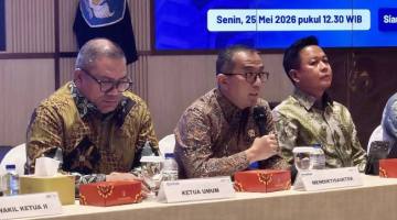 Menteri Pendidikan Tinggi, Sains, dan Teknologi (Mendiktisaintek) Brian Yuliarto (tengah) dan Ketua Umum Tim Penanggung Jawab Panitia SNPMB Tahun 2026 Eduart Wolok (kiri) dalam konferensi pers di Jakarta, Senin (25/5/2026). (Foto: Antara/Sean Filo M)