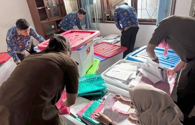 Penyidik Kejati Kalteng, pada saat menggeledah kantor DPMPTSP Kalteng, Senin (18/5/2026). (Foto: Humas Kejati Kalteng)