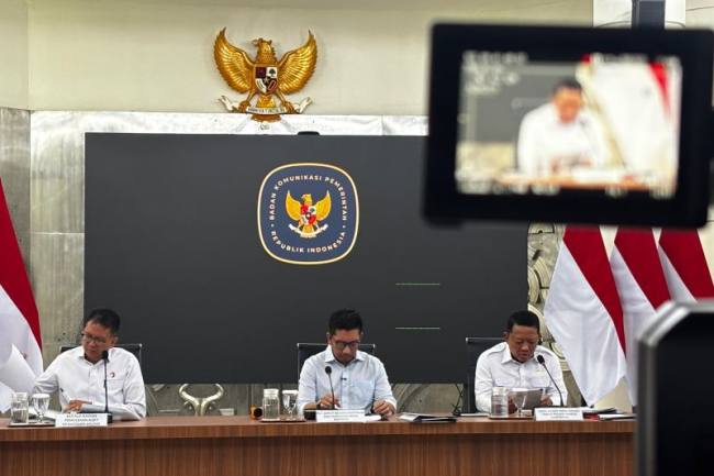 Plt Deputi Bidang Kemitraan dan Hubungan Media Bakom RI Kurnia Ramadhana (tengah) dalam konferensi pers di Jakarta, Rabu (24/6/2026). (Foto: Antara/Prisca Triferna)