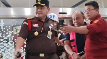 Mantan Kepala Badan Gizi Nasional (BGN) Dadan Hindayana digiring oleh petugas di Gedung Jampidsus Kejagung, Jakarta, Rabu (3/6/2026). (Foto: Antara/Nadia P Rahmani)