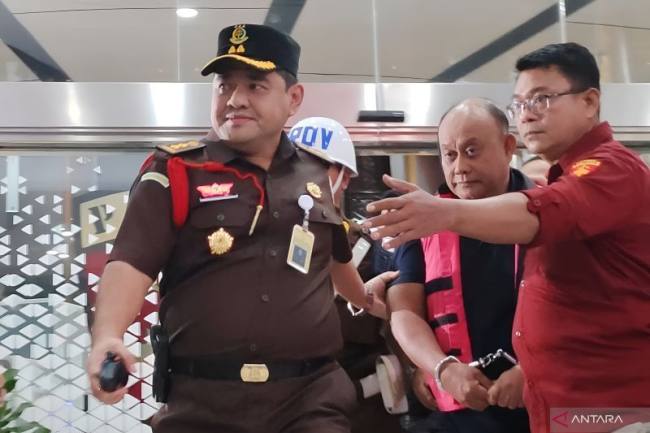 Mantan Kepala Badan Gizi Nasional (BGN) Dadan Hindayana digiring oleh petugas di Gedung Jampidsus Kejagung, Jakarta, Rabu (3/6/2026). (Foto: Antara/Nadia P Rahmani)