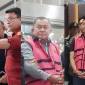 Petugas Kejaksaan Agung menggiring mantan Kepala BGN Dadan Hindayana (DH), mantan Wakil Kepala BGN Bidang Pengembangan Organisasi dan Dukungan Kelembagaan Lodewyk Pusung (LP), serta mantan Wakil Kepala BGN Bidang Operasional Pemenuhan Gizi Sony Sonjaya (SS), menuju mobil tahanan usai ditetapkan sebagai tersangka kasus dugaan korupsi tata kelola program Makan Bergizi Gratis (MBG) pada BGN tahun 2025–2026 di Gedung Jampidsus Kejagung, Jakarta, Rabu (3/6/2026). (Foto: Antara/Nadia P Rahmani)
