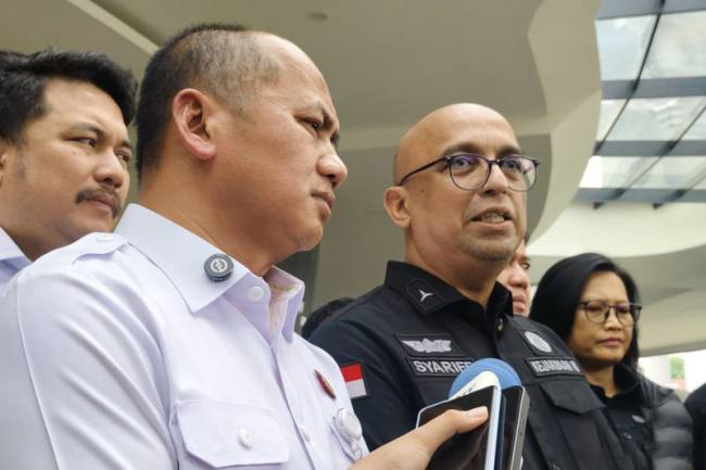 Direktur Penyidikan Jaksa Agung Muda Bidang Tindak Pidana Khusus (Jampidsus) Kejagung Syarief Sulaeman Nahdi (tengah kanan) memberikan keterangan pers di Gedung Jampidsus Kejagung, Jakarta, Selasa (23/6/2026). (Foto: Antara/Nadia Putri R)