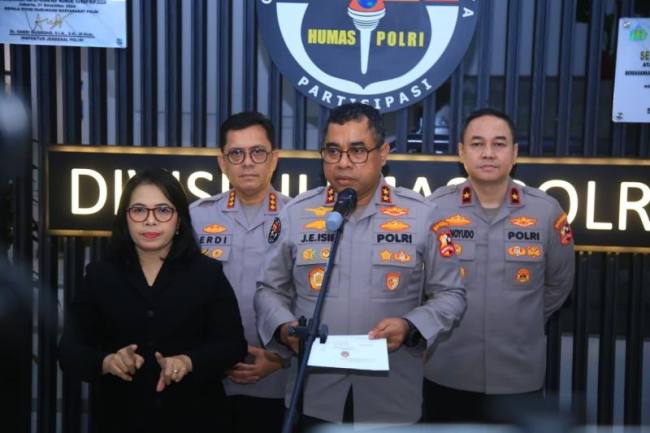 Kadiv Humas Polri Irjen Pol Johnny Eddizon Isir (kedua dari kanan). (Foto: Divisi Humas Polri)