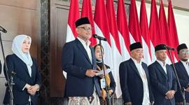 Menteri Haji dan Umrah Mochamad Irfan Yusuf memimpin konferensi pers kepulangan Amirul Hajj di Bandara Soekarno Hatta, Banten, Senin (8/6/2026). (Foto: Antara/Asep Firmansyah)